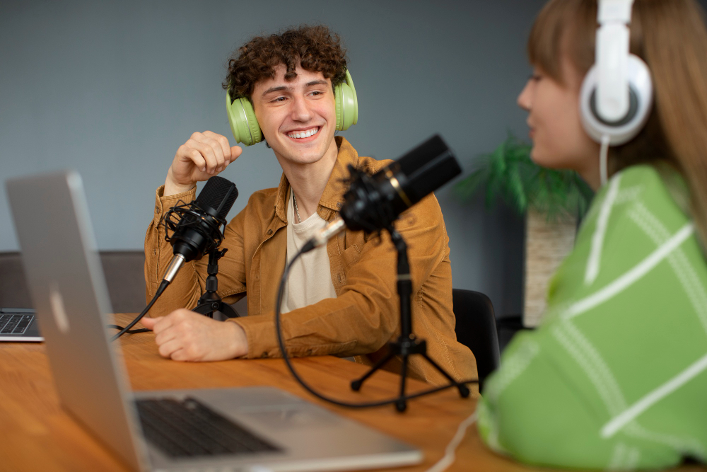 Imagem lateral de dois jovens gravando podcast