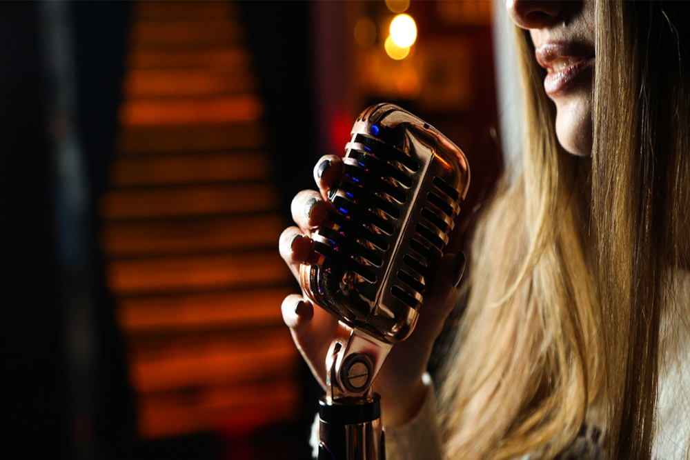 Imagem de cantora em estúdio de gravação
