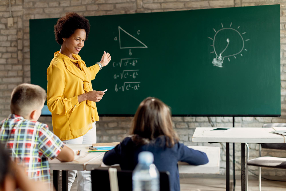 Professora ensinando a alunos do ensino fundamental